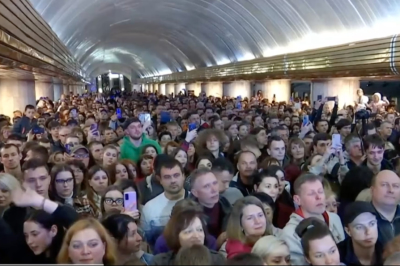 Украинские артисты устроили концерт на одной из станций метро Днепра
