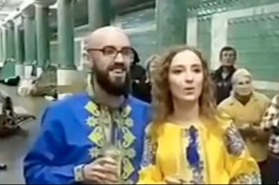 Закохані українці зіграли весілля на станції Харківського метро