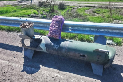 українці створили з уламків російської ракети прилавок для продажу картоплі