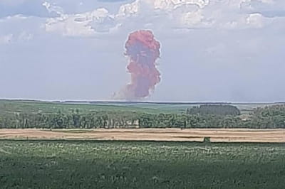 Красный дым после взрыва на складе с аммиачной селитрой