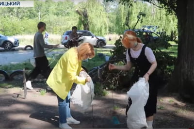 Переселенцы убирают