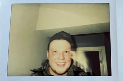 російський окупант пограбував квартиру і залишив свою фотографію