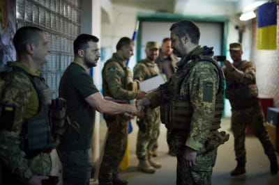 Зеленский посетил Лисичанск и Соледар