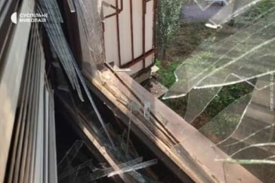 В результате взрывов в некоторых домах повреждены окна