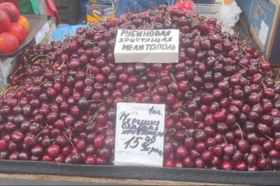 российские кафиры продают на ярмарке в Беларуси черешню и помидоры, которые украли в Украине