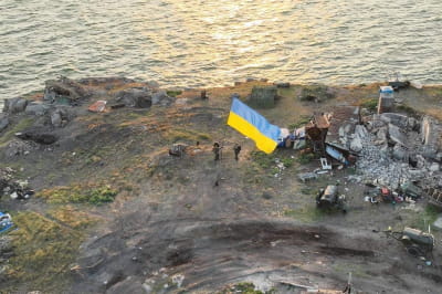 Прапор України замайорів над островом Зміїний
