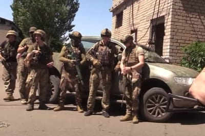 Украинские военные с авто