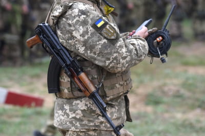 Український військовий зі смартфоном