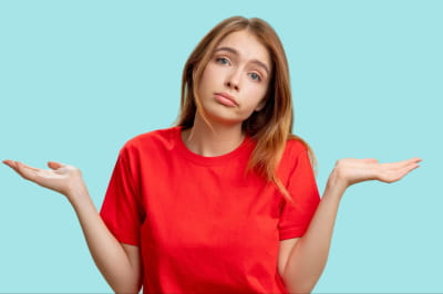 Девушка пожимает плечами