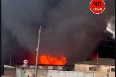 Горит нефтебаза в Крыму