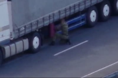 белорусский военный обворовывает украинский грузовик