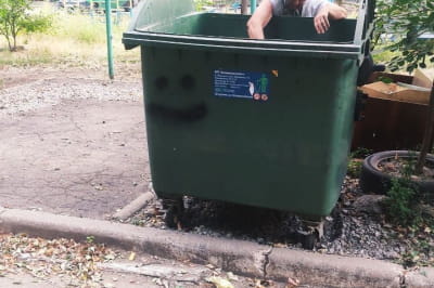 Літня жінка в тимчасово окупованому Маріуполі