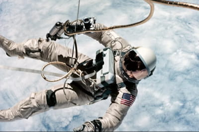 Астронавт Ед Вайт, перший портрет, зроблений іншою людиною в космосі