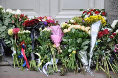 Квіти біля посольства