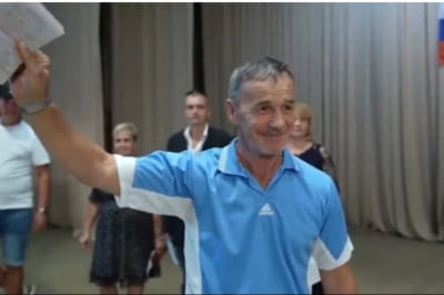 Житель Харківщини з радісним обличчям отримав російський паспорт