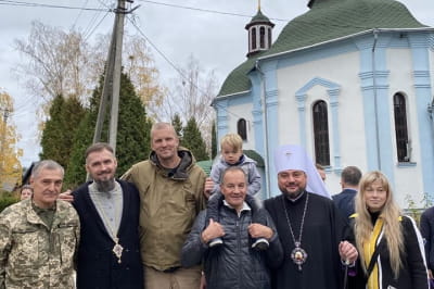 Люди возле храма