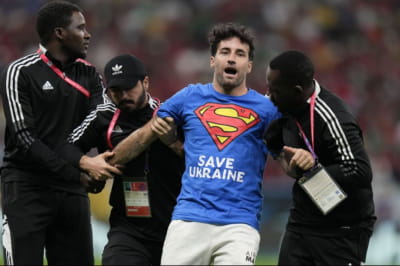 Під час матчу ЧС-2022 активіст вибіг на поле із закликом допомагати Україні
