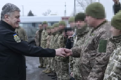Порошенко привіз вантажівки з причепами у бригаду артрозвідки