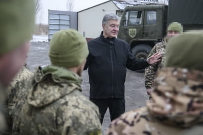Порошенко привіз вантажівки з причепами у бригаду артрозвідки