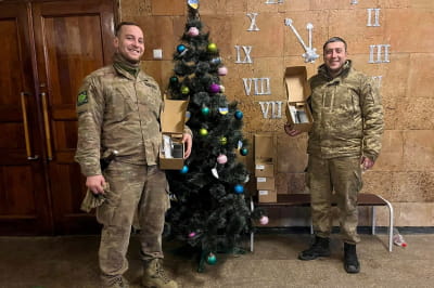 військові