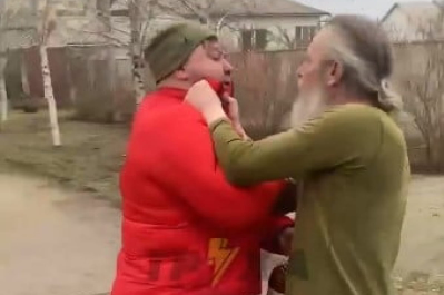 Поп дерется