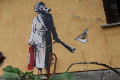 Графіті Бенксі у Гостомелі "Жінка у протигазі"