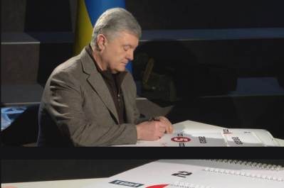 Порошенко підписує календар "5 каналу"
