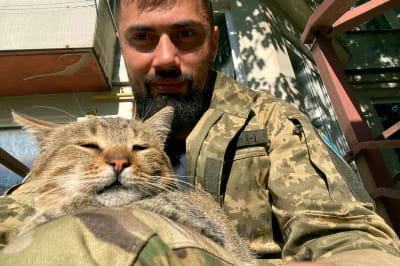 Армієць ЗСУ Фірсов і кіт
