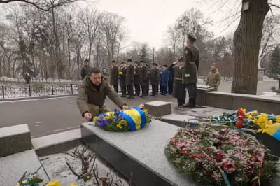 Зеленский почтил память героев Крут