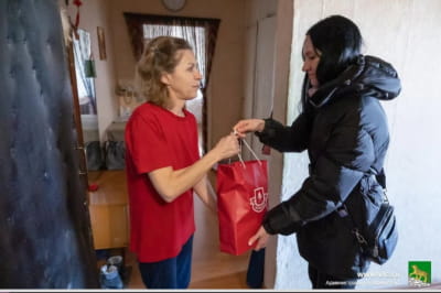 На росії жінкам ліквідованих на війні в Україні російських вояк видають компенсацію за їхнє життя ковбасою