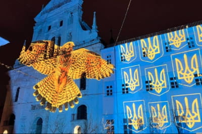 художник из Швейцарии украшает украинские здания патриотическим светом