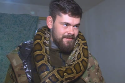 пітон на шиї