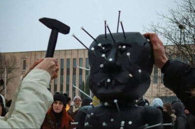 памятник путина напротив посольства рф в Литве