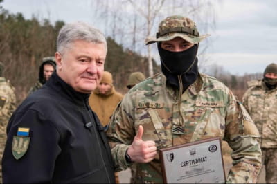 Петр Порошенко и украинский защитник