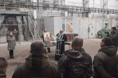 російський піп "мотивує" рашистів до війни іконами зі стрємоусовим і "гіві"