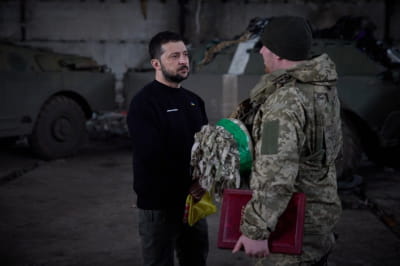 Зеленский и украинский защитник