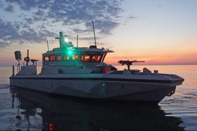 Американский катер 40 Defiant