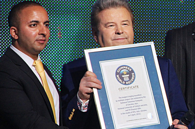 Віней Шарма офіційний суддя Книги рекордів Гіннеса (Англія ) та Михайло Поплавский