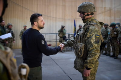Владимир Зеленский и украинский защитник