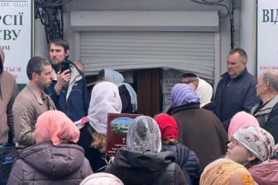 В Лавре верующие УПЦ (мп) повредили роллеты
