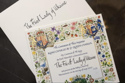 в приглашении на коронацию Чарльза ІІІ для Зеленской допустили ошибку в слове "Украина"