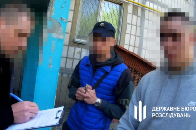 Двух правоохранителей подозревают в изнасиловании 17-летней девушки