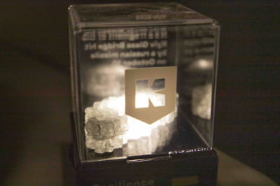 Уламок скляного моста, який витримав ракетну атаку у Києві, виставили на аукціон