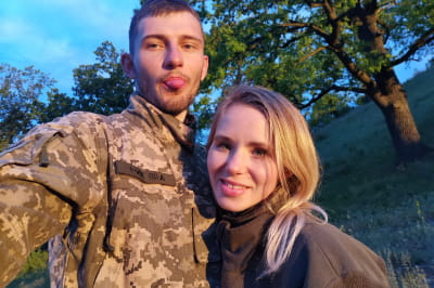 Український військовий та його дівчина