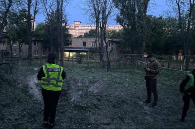 Падіння уламка ракети біля закритого укриття в Києві 