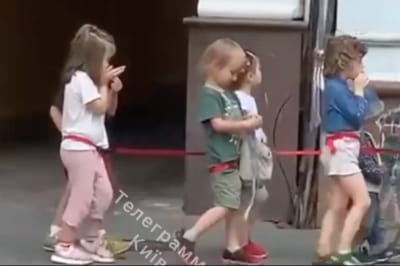 У Києві жінка вигулювала шістьох дітей на повідку 