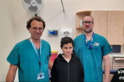 Сулейман Хассан с врачами