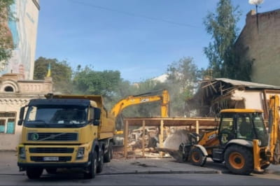На київському Подолі знесли 200-річну будівлю