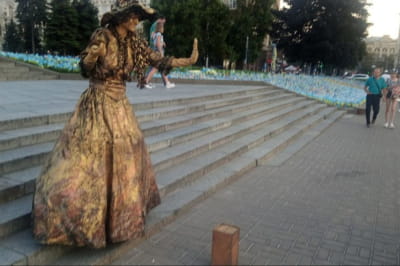 "Живая статуя" на Майдане Независимости