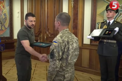 Зеленський нагороджує військових-танкістів